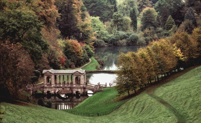 Palladian bridge in Prior Park surrounded by autumnal trees